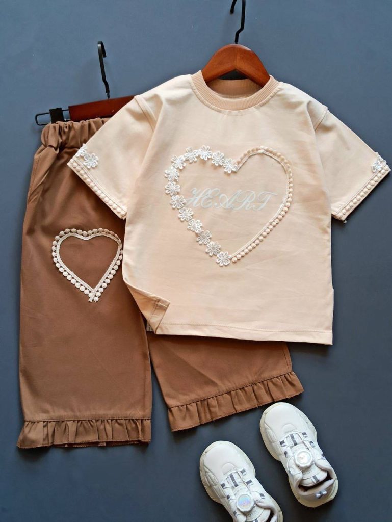 لباس دخترانه 6 تا 7 سال؛ شادابی و استایل کودکانه با مدلهای جذاب شیکُ مارک 124 تیشرت شلوارک قلب وگل دخترانه